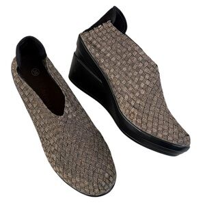 EUC Bernie Mev Stretch Wedges Gold Size 7